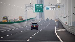 Los vehículos autorizados ya empiezan a circular por el macropuente chino [FOTOS]