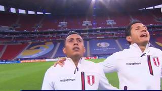 Mira el curioso momento entre Christian Cueva y Gianluca Lapadula mientras entonaron el Himno Nacional 