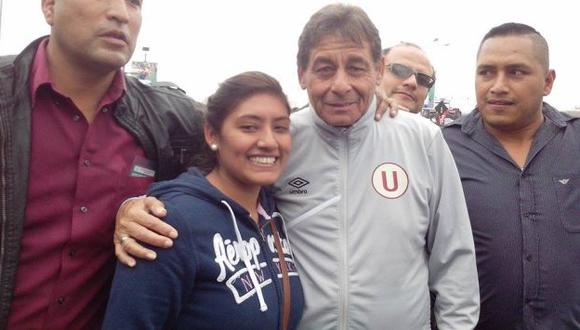 Roberto Chale se robó el show en el arribo de Universitario de Deportes a Lima. (Carlos Lara/Perú21)