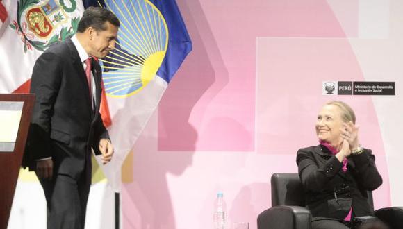 VISTO BUENO. El presidente Ollanta Humala agradece los aplausos de la ilustre visitante. (David Vexelman)
