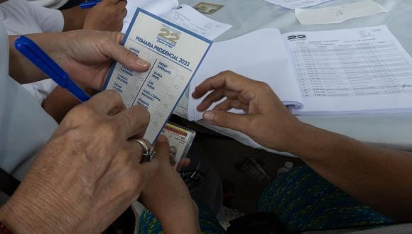 Ciudadanos asisten a votar en las elecciones primarias de la oposición en Venezuela este domingo 22 de octubre del 2023. (EFE/ Henry Chirinos).