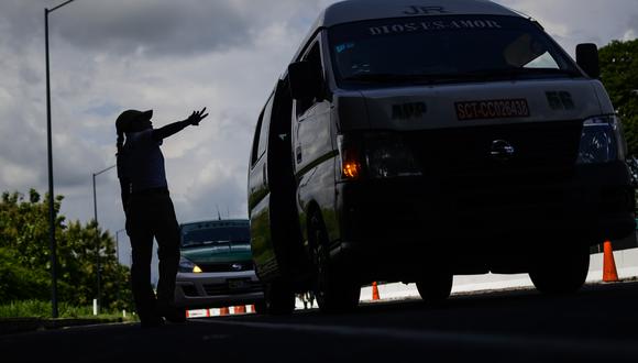 Agentes hicieron un alto a dos autobuses que transportaban 13 personas de nacionalidad colombiana, 11 adultos y 2 menores, 11 de Cuba y uno de Haití. (Foto: AFP)