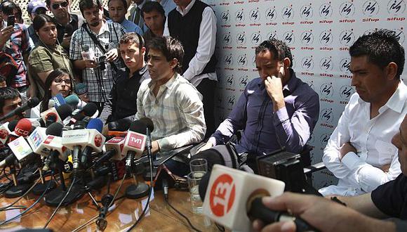 Cuatro de los futbolistas involucrados explicaron lo sucedido en una conferencia de prensa. (Reuters)
