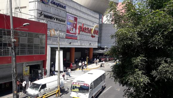 Fuga de gas alarmó a gran cantidad de personas que acudieron al centro comercial en Cayma. (Miguel Idme)