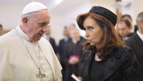 Cristina Fernández llega cojeando a cita con el Papa Francisco. (Reuters)