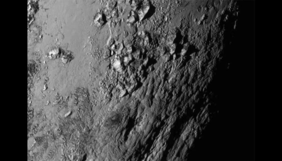 La NASA difundió las imágenes captadas por la sonda espacial New Horizons en Plutón. Aquí se le por primera vez la cadena de montañas de hielo. (THE NEW YORK TIMES)