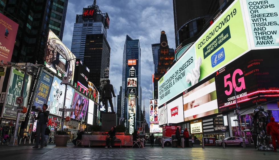 Tres importantes estados de Estados Unidos confinaron a sus residentes ante el rápido avance del nuevo coronavirus. Imagen de un Times Square escasamente poblado. (AP).
