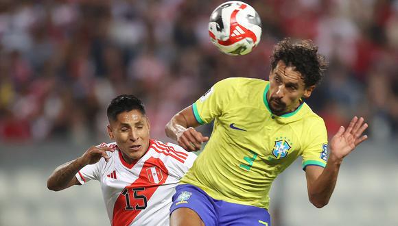 Raúl Ruidíaz y Marquinhos en el gol de Brasil ante Perú (Foto: CBF).