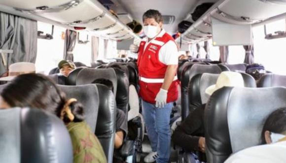 Trasladan en buses a 'caminantes' de Lima y Tacna a la región Puno.