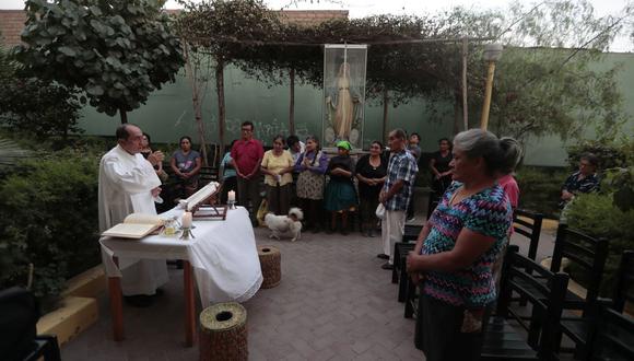Celebraron una misa en los exteriores de la iglesia donde trabaja el sacerdote portador de coronavirus. (Foto: Hugo Pérez/GEC)