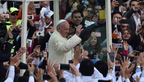 El sumo pontífice se reunió con el mandatario colombiano Juan Manuel Santos y ahora realizará su primera misa campal. (AFP)