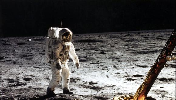 El astronauta Edwin E. Aldrin Jr., piloto de módulo lunar, camina sobre la superficie de la luna cerca de la pata del Módulo Lunar (ML) "Aguila", en julio de 1969. (Foto: AFP)