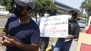 Estudiantes de San Marcos toman puerta N°3 en protesta para que el ciclo verano sea gratuito