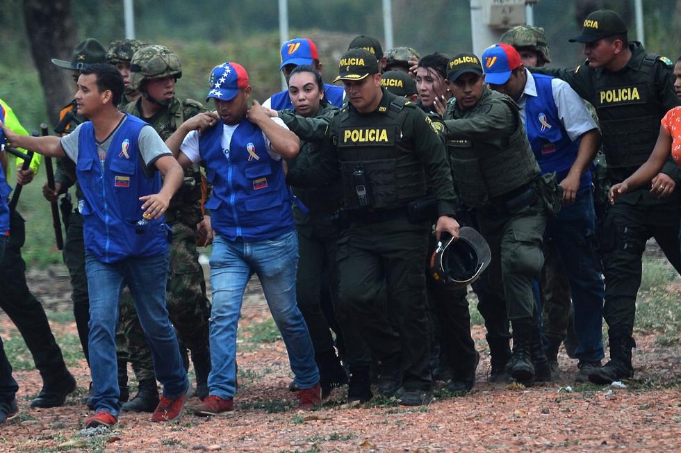 Tensión en frontera de Venezuela con quema de ayuda y al menos 60 deserciones. (AFP)