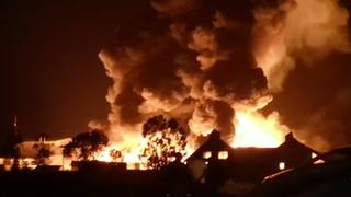Incendio de enormes proporciones consume fábrica de chocolate en Pisco [FOTOS Y VIDEO]