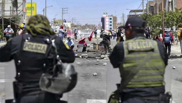 Policías y manifestantes se enfrentaron en violenta jornada de protestas en Puno. (Foto: Diego Ramos / AFP)