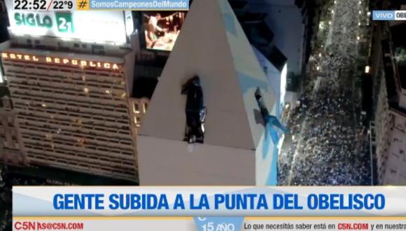 Hinchas argentinos se subieron a la punta del Obelisco durante las celebraciones por la Copa del Mundo. (Foto: @C5N / Twitter)