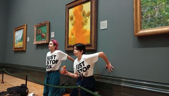 Dos manifestantes arrojan sopa de tomate Heinz a la pintura de Vincent Van Gogh de 1888 'Girasoles' en la Galería Nacional de Londres. (Foto: Just Stop Oil / AFP)