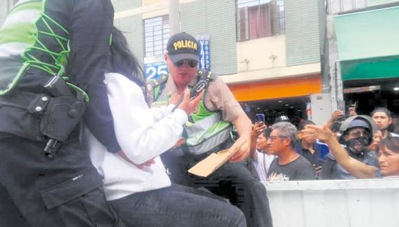 AUXILIO. Autoridades llevaron a joven al hospital. (Foto: Perú 21).