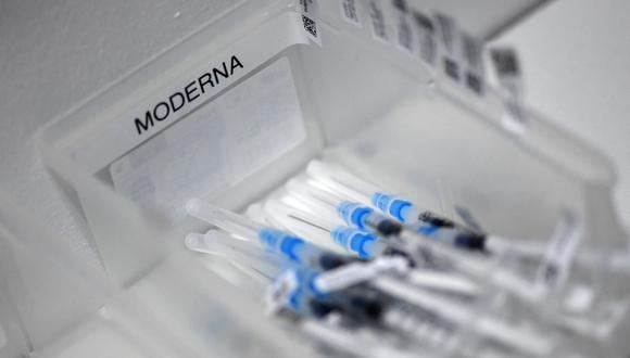 Moderna está trabajando en más de dos decenas de programas con tecnología mRNA, que incluyen posibles vacunas para la gripe o el virus Nipah, entre otros. (Foto: Ina FASSBENDER / AFP)
