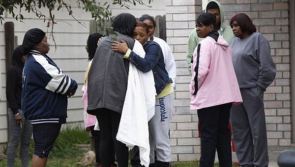 Familiares se consuelan tras tiroteo en Texas. (AP)