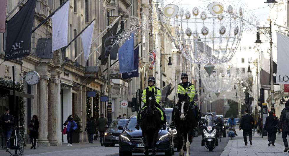 Los agentes de policía a caballo recorren New Bond Street mientras las tiendas pueden permanecer abiertas bajo el sistema de niveles de coronavirus del gobierno británico, en Londres, el jueves 17 de diciembre de 2020. (AP/Matt Dunham).