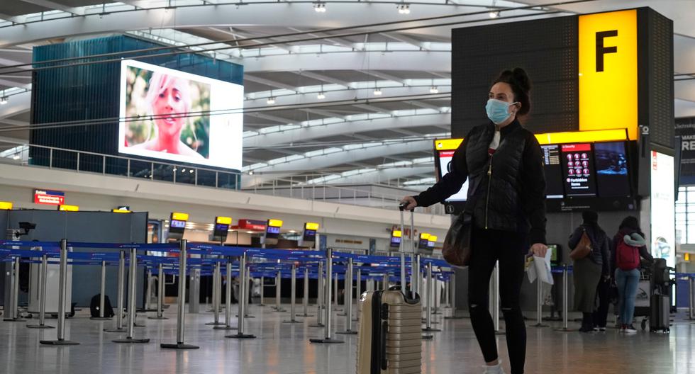 Los viajeros son vistos en una sala casi desierta en la Terminal 5 del aeropuerto de Heathrow, en el oeste de Londres, el 21 de diciembre de 2020. (NIKLAS HALLE'N / AFP).