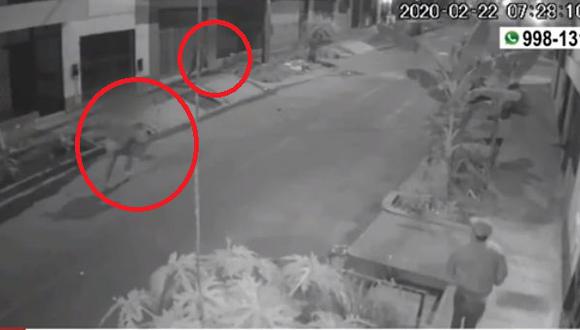 Imágenes difundidas por cámaras de seguridad muestran cuando los ladrones apuntan con armas a los adolescentes en Independencia. (Captura: América Noticias)