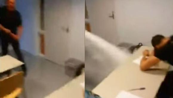 Este profesor en Holanda despertó al 'dormilón de la clase' con un extintor. (YouTube)