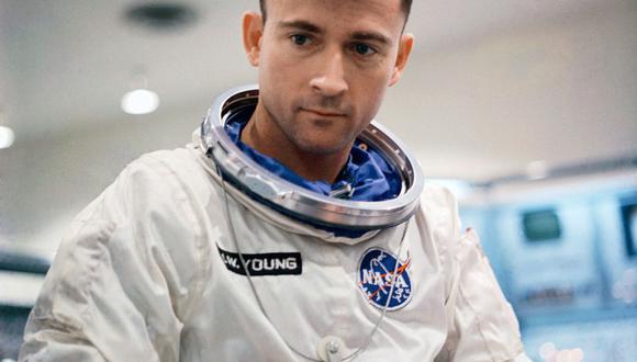 John Young realizó dos viajes a la Luna y fue el noveno hombre en pisar la superficie lunar. (Space)