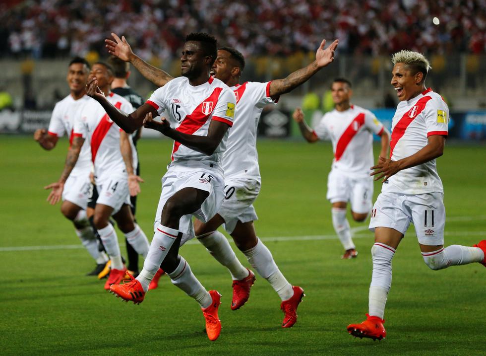 Ramos y compañía celebran la segunda conquista de Perú sobre Nueva Zelanda, en la revancha del repechaje que determinó el progreso de la bicolor a Rusia 2018. (REUTERS)