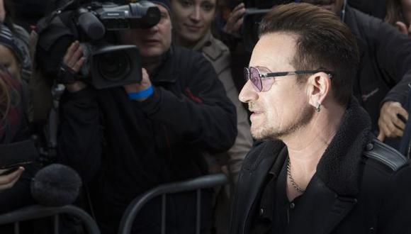 Bono a su llegada al estudio para grabar el tema que ayudará a recaudar fondos en la lucha contra el ébola. (Reuters)