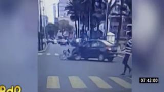 Miraflores: motociclista impacta contra automóvil por pasarse luz roja | VIDEO