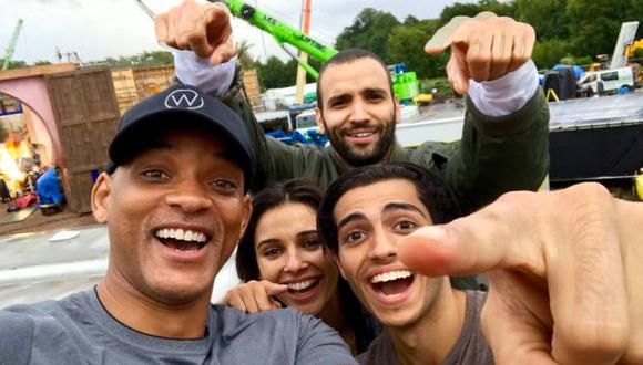 Will Smith nos muestra al elenco de Aladdin durante su primer día de grabación con un divertido selfie (Facebook)
