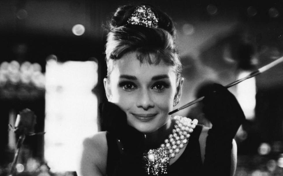1. Audrey Hepburn lidera la lista de los peinados más icónicos con el moño usado por su personaje Holly Golightly en la película ‘Desayuno con diamantes’. (Internet)