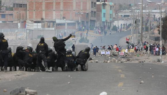 Manifestantes se enfrentan a policías en exteriores del aeropuerto de Arequipa. (Fotos: Leonardo Cuito @photo.gec)