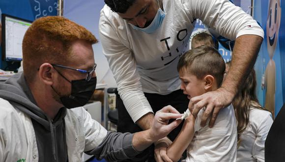 Los menores entre 5 y 11 años ya podrán ser inmunizados contra el COVID-19 con el fármaco desarrollado por Pfizer. (Foto: MENAHEM KAHANA / AFP)