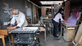 Don Moisés se jubiló de profesor y hoy a sus 82 años es un innovador carpintero [FOTOS]