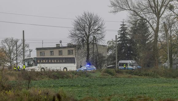 La policía investiga el 16 de noviembre de 2022 el sitio donde un ataque con misiles mató a dos hombres en la aldea de Przewodow, en el este de Polonia, cerca de la frontera con Ucrania devastada por la guerra, ya que Polonia ha dicho que no hay pruebas claras sobre quién lanzó el misil. (Fotopor Wojtek RADWANSKI / AFP)