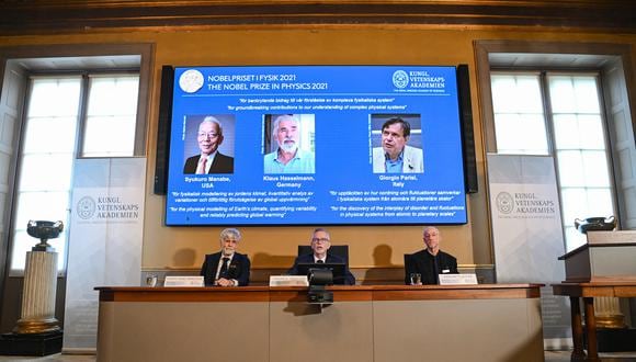 Secretario General de la Real Academia Sueca de Ciencias y miembros del Comité Nobel de Física durante el anuncio de los ganadores del Premio Nobel de Física 2021 en la Real Academia Sueca de Ciencias, en Estocolmo, Suecia, el 5 de octubre de 2021. (Foto: Jonathan NACKSTRAND / AFP)