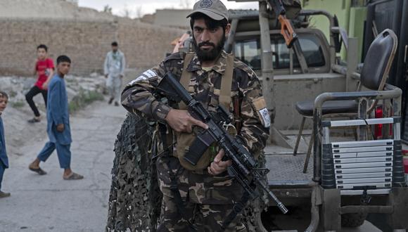 Un combatiente talibán monta guardia cerca del lugar de una explosión en Kabul el 29 de abril de 2022. (Foto: Wakil KOHSAR / AFP)
