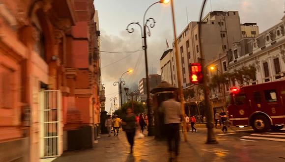Se registra un incendio en la cuadra 7 de la avenida Colmena, en el distrito de Cercado de Lima. (Foto: Carlos Viguria)