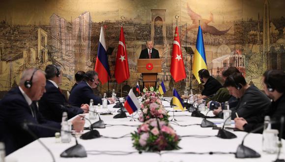 El presidente de Turquía, Recep Tayyip Erdogan, abre las conversaciones entre delegados de Ucrania y Rusia en Estambul. (AFP).
