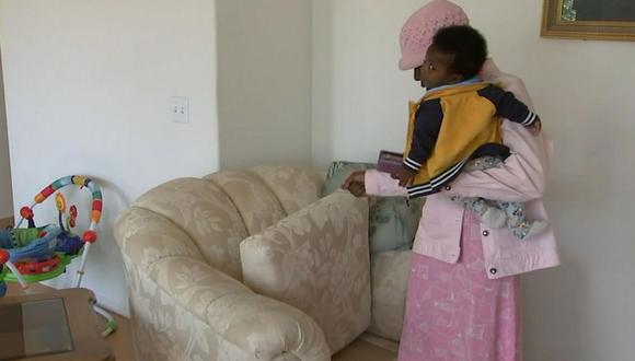 La mujer había comprado su casa y necesitaba llenarla. Por lo que investigó que habían muebles que le podían dar gratis. (Foto: Captura YouTube)