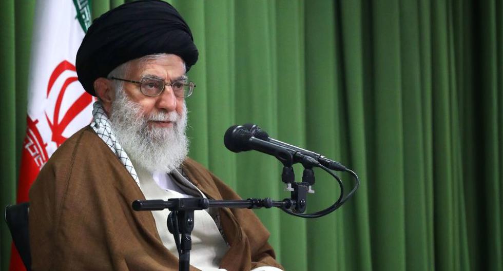 Alí Jameneí acusó a Estados Unidos de “mentir” en sus declaraciones de apoyo para el pueblo iraní, y aseguró que lo único que busca es “apuñalar (a la gente) con su daga envenenada”. (Foto: EFE)
