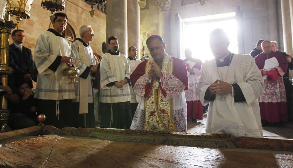 Fouad Twal reza en Santo Sepulcro, en Israel. (Reuters)