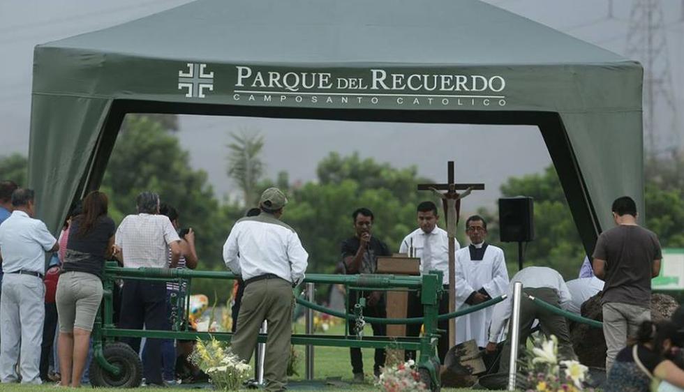 Eduardo Glicerio Romero Naupay fue enterrado este domingo en Puente Piedra. (Renzo Salazar/Perú21)