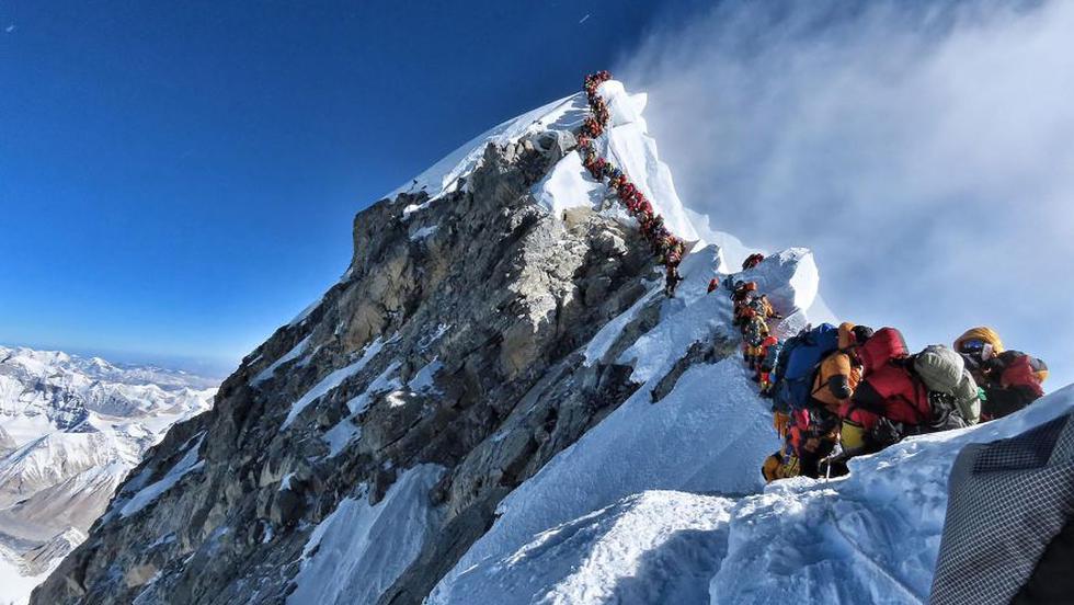 La increíble foto que muestra atasco de más de 200 montañistas en la cima del Everest. (AFP)