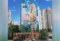 Empresario ruso usa como modelo a su esposa en mural de 12 pisos de alto | FOTOS