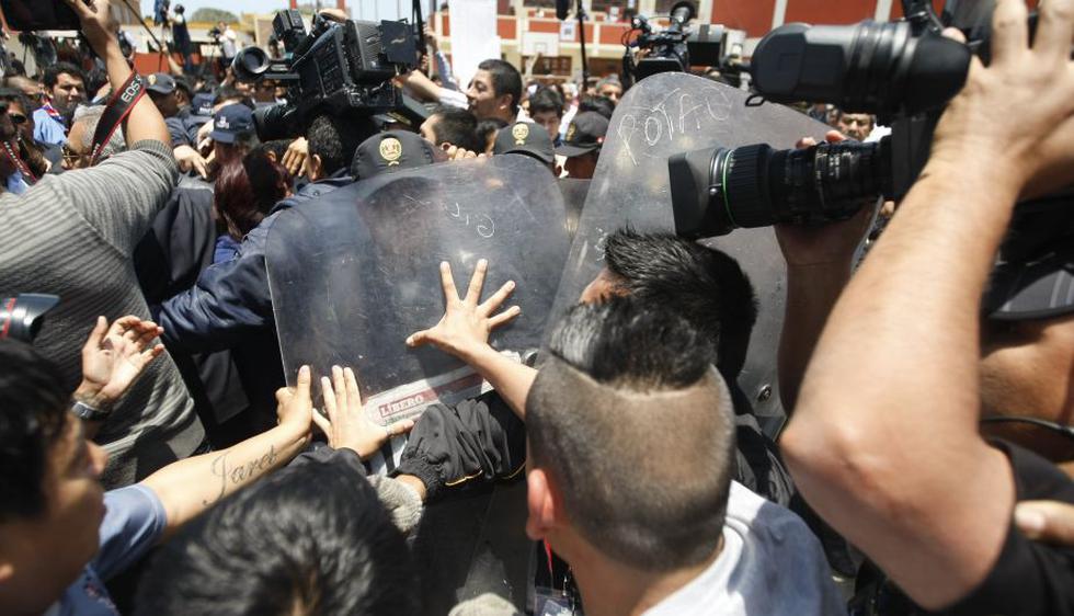 A EMPUJONES. La prensa trata de abrirse paso entre la Policía para obtener las declaraciones de la saliente alcaldesa. (Mario Zapata)